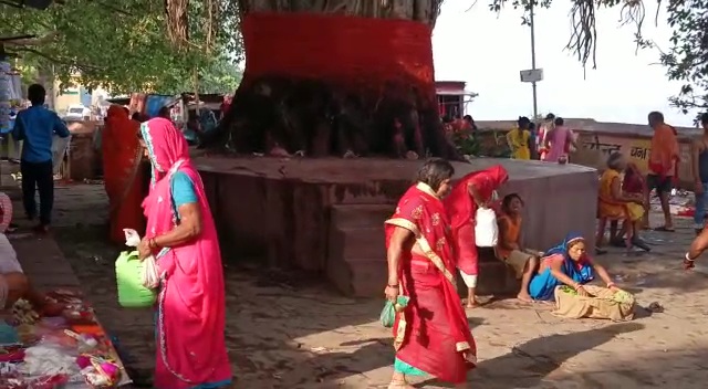 people fall in superstition and offer jaggery and gram to the ganges in patna