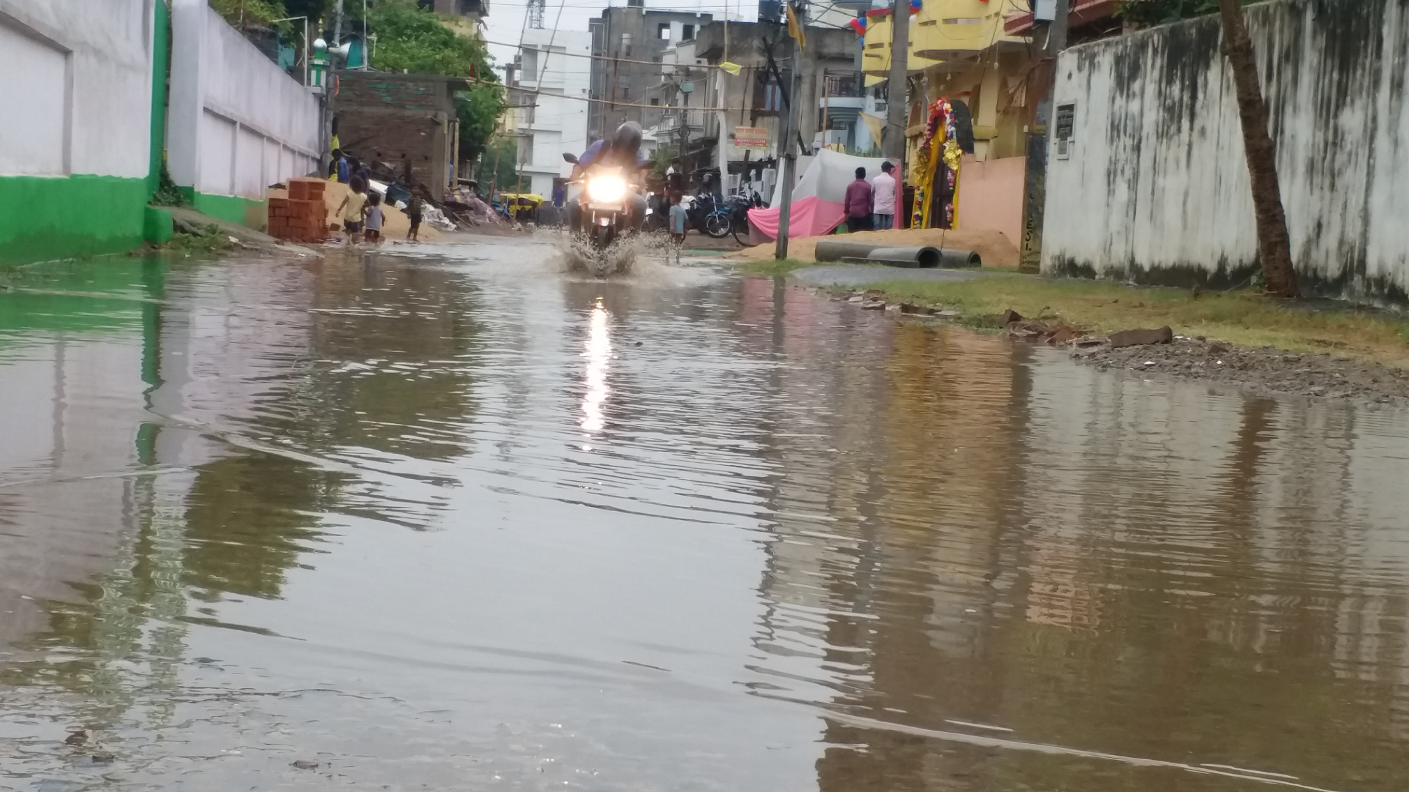 कई इलाकों में जल जमाव की स्थिति उत्पन्न