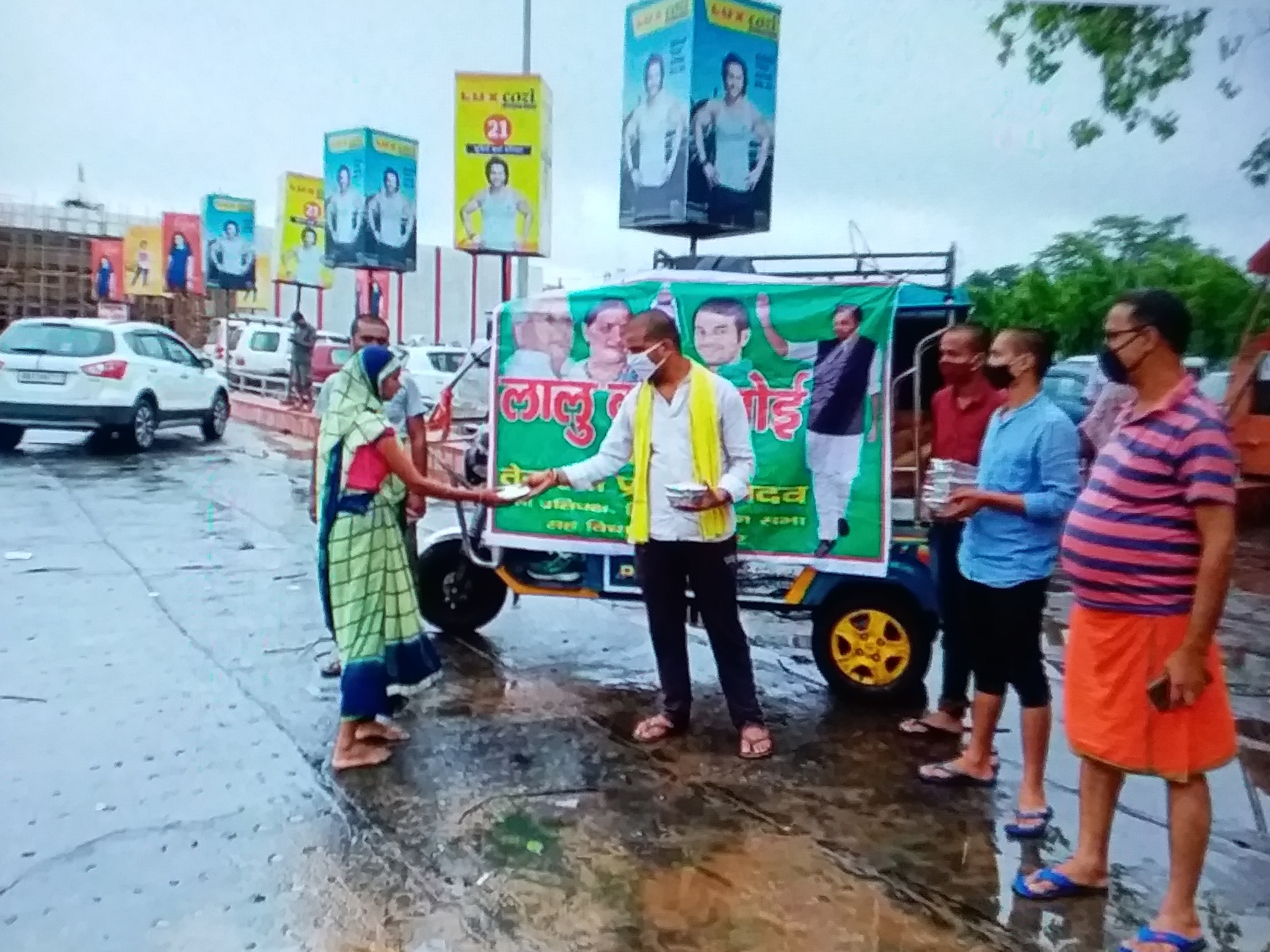 RJD workers sharing food