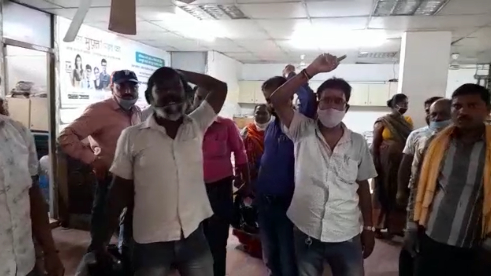 सहारा इंडिया के दफ्तर में हंगामा करते उपभोक्ता
