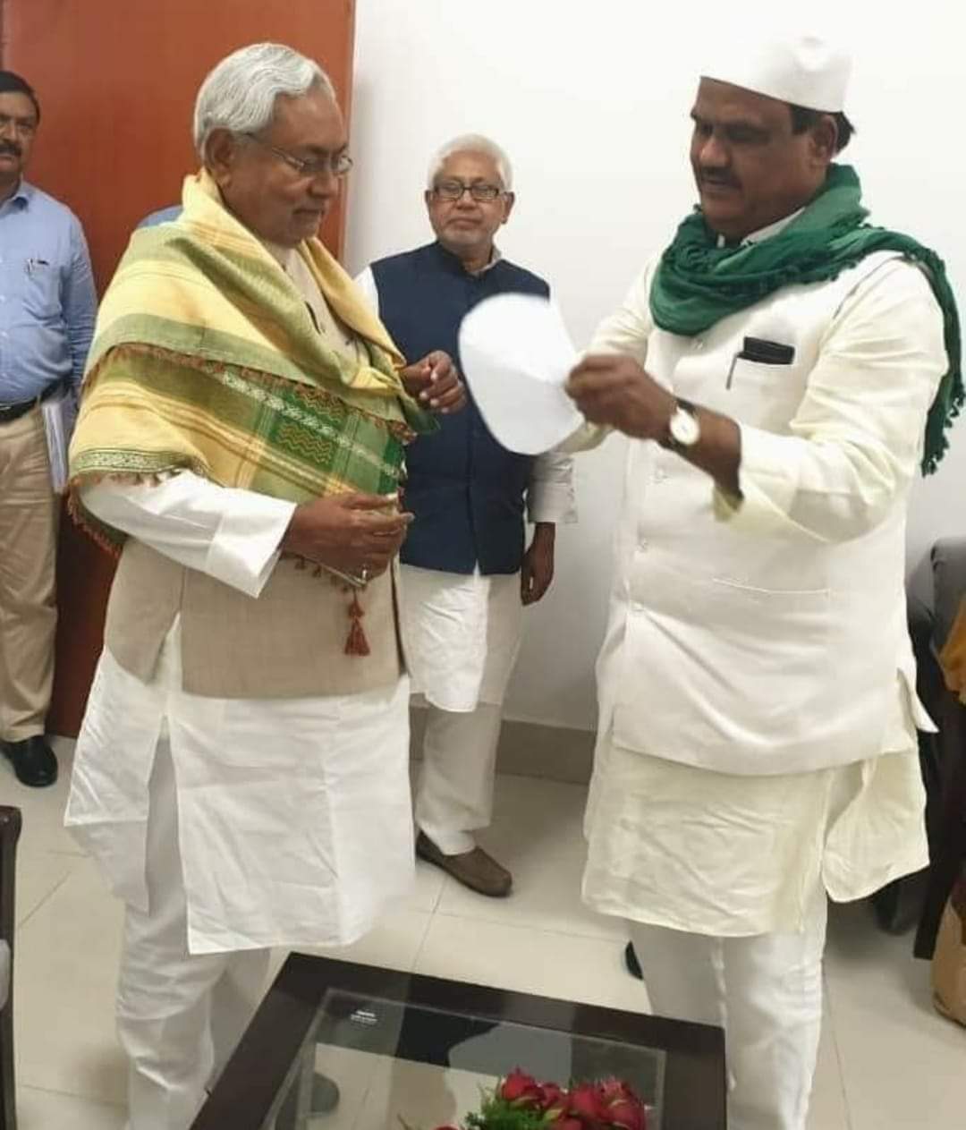 नीतीश कुमार के साथ जदयू नेता तनवीर अख्तर