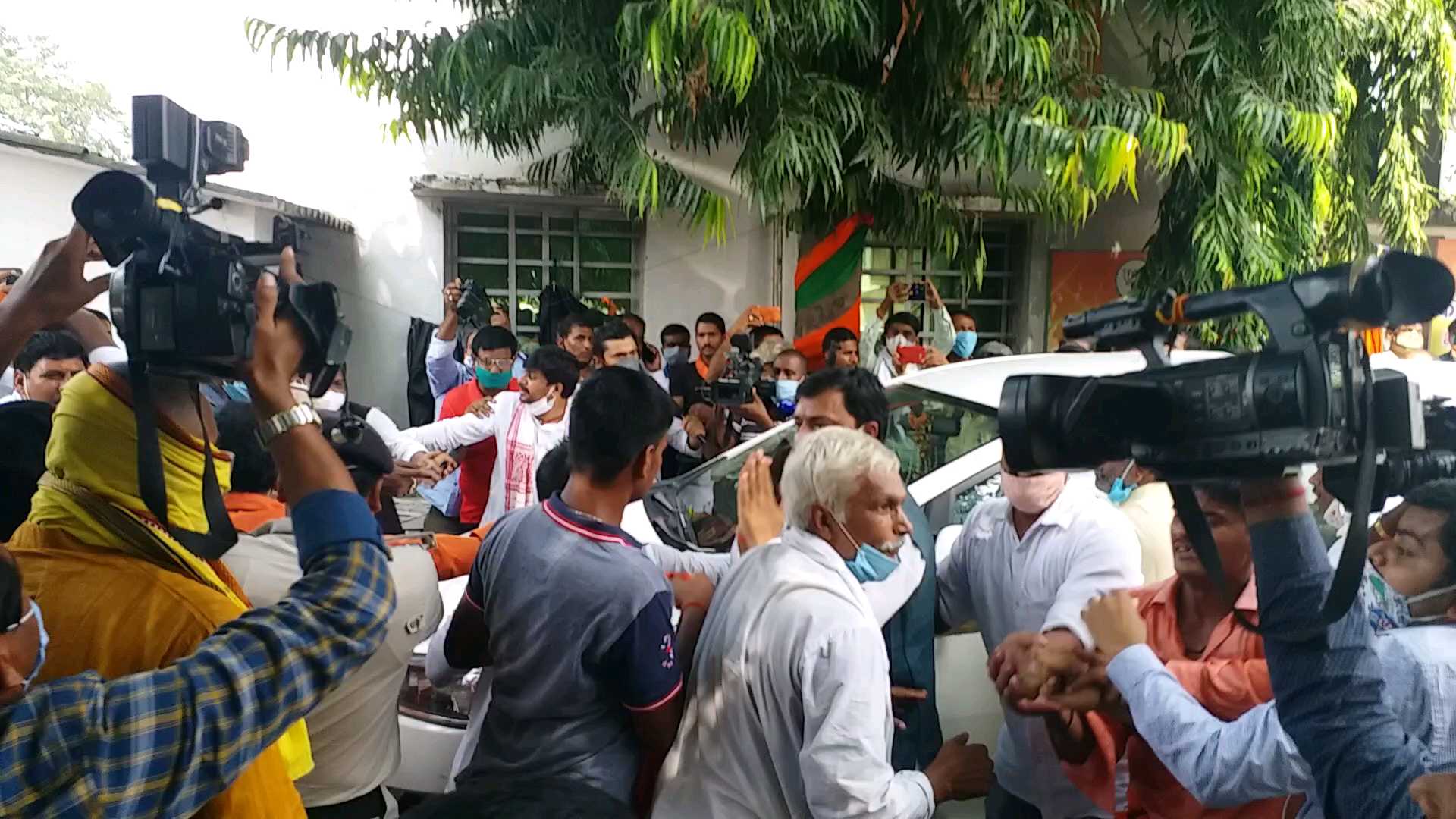 fight-between-bjp-workers-in-bjp-office-in-patna