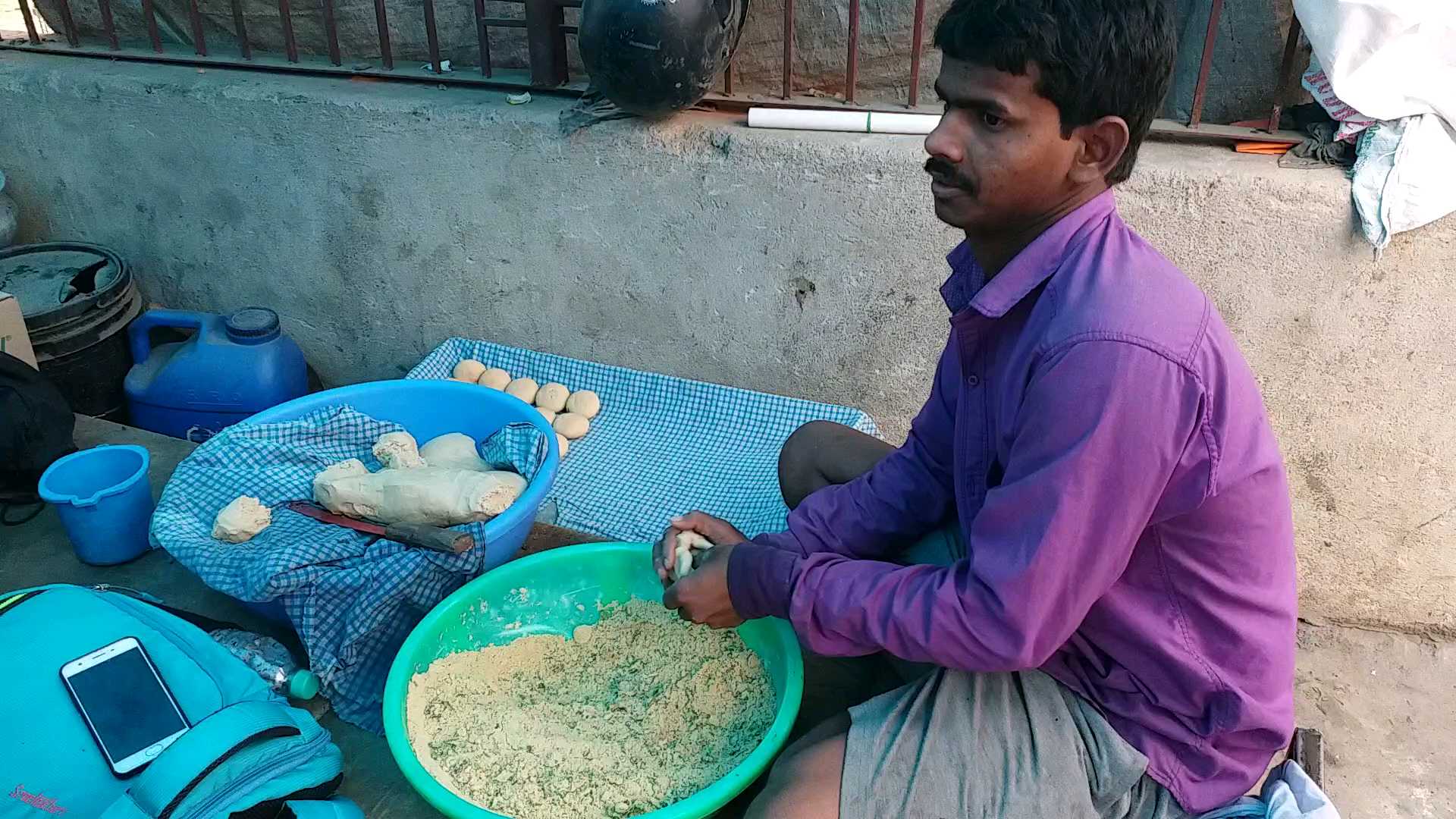 लिट्टी बनाता कारिगर.