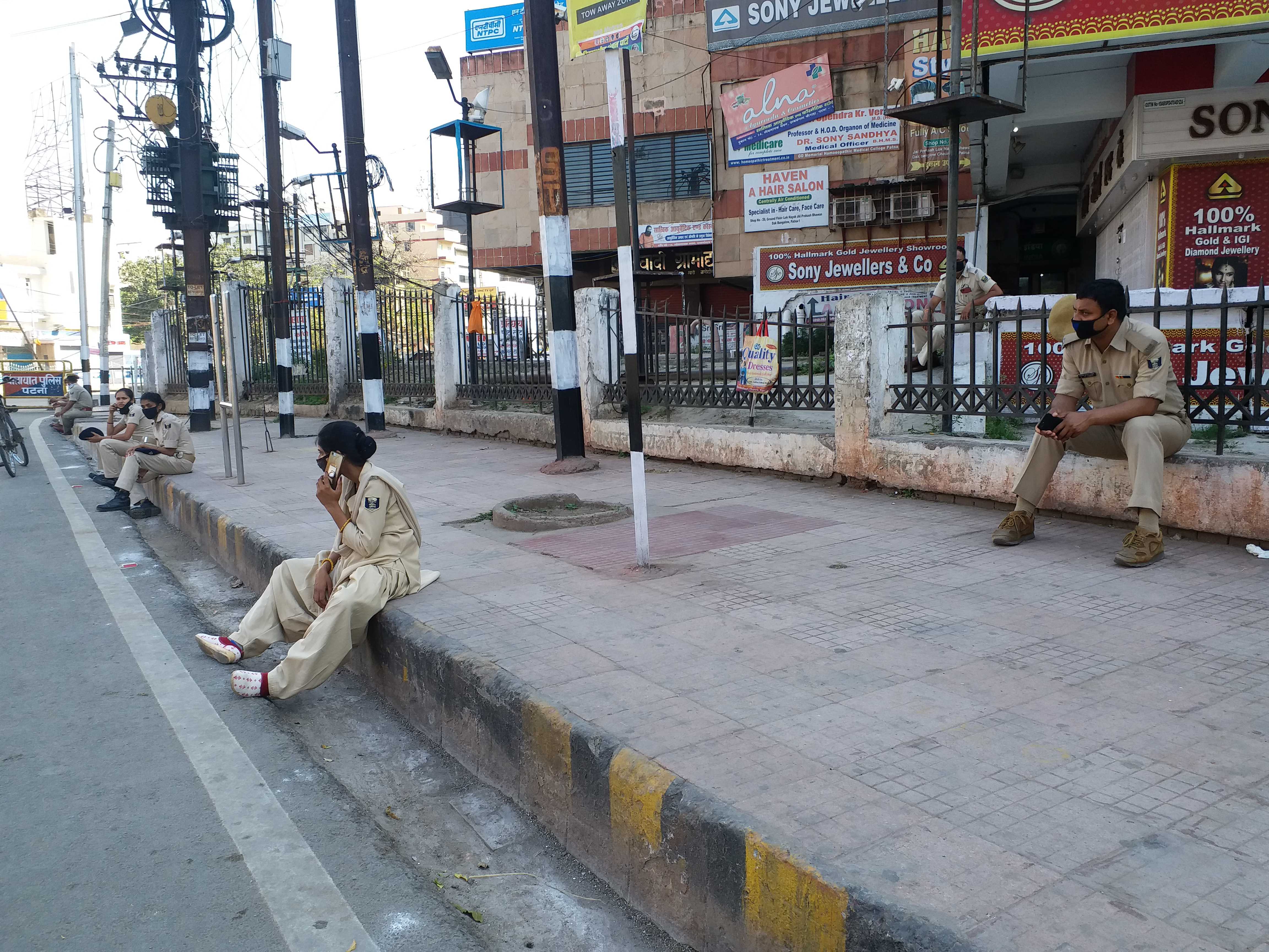 police doing social distancing in patna