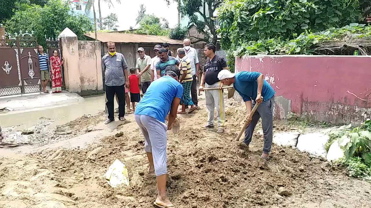 जलजमाव से निपटने में खुद जुटे मोहल्लेवासी