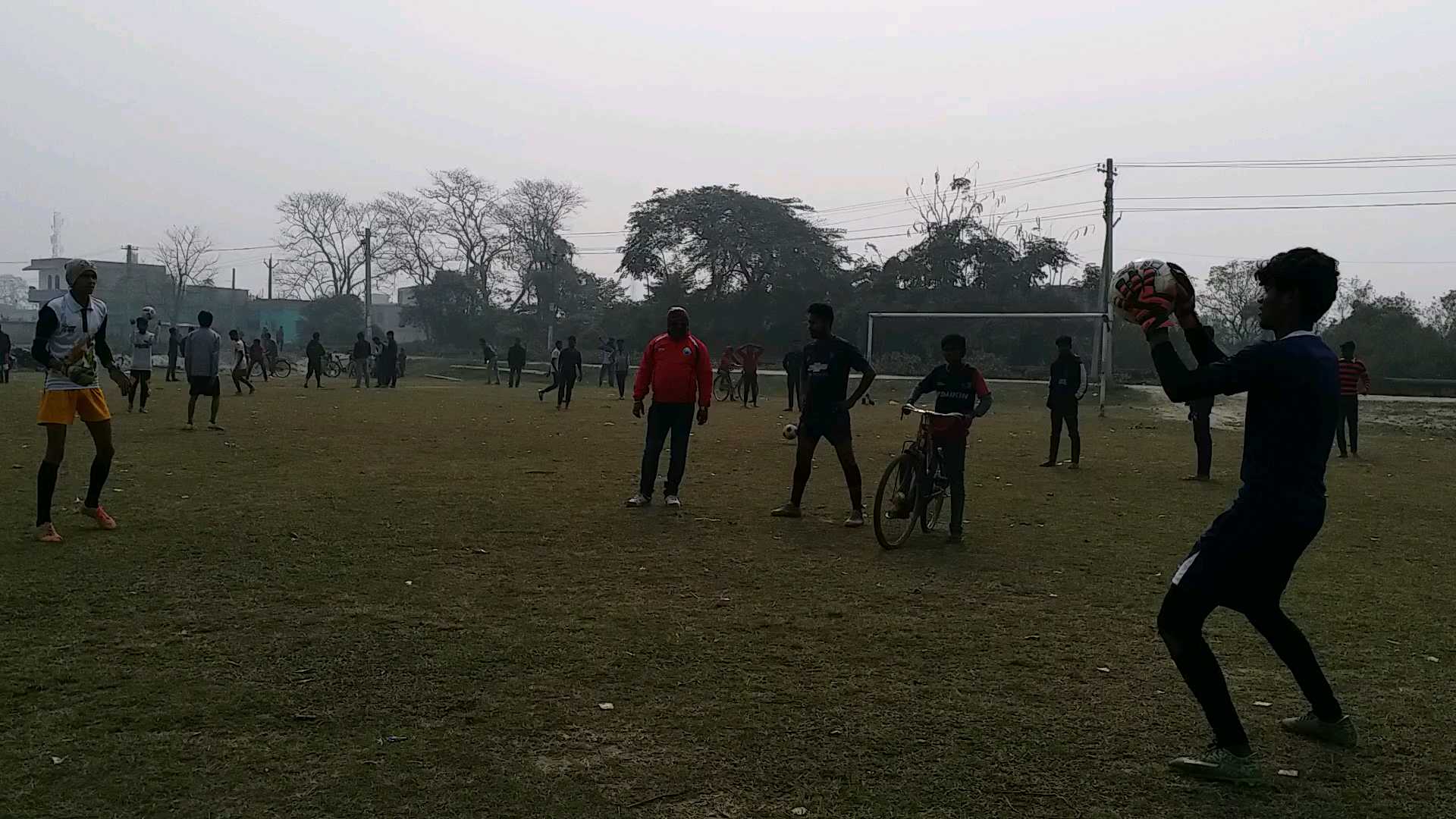 गोलकिपींग की प्रैक्टिस करता गोलकीपर