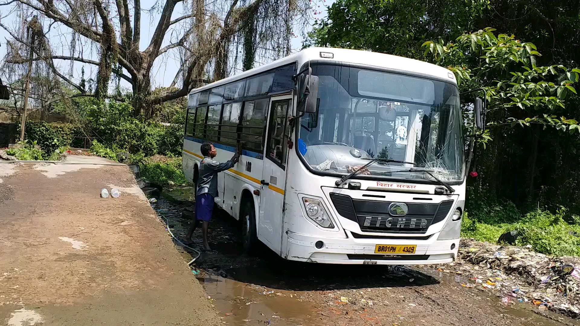 बसों को रोजना किया जाता है सेनेटाइज