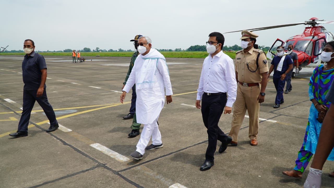 CM Nitish arrives at Chunapur Military Airport