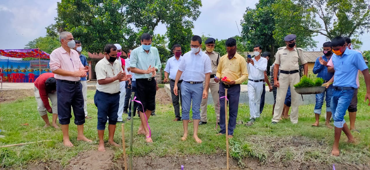 धान बीज उत्पादन कार्यक्रम का उद्घाटन करते डीएम