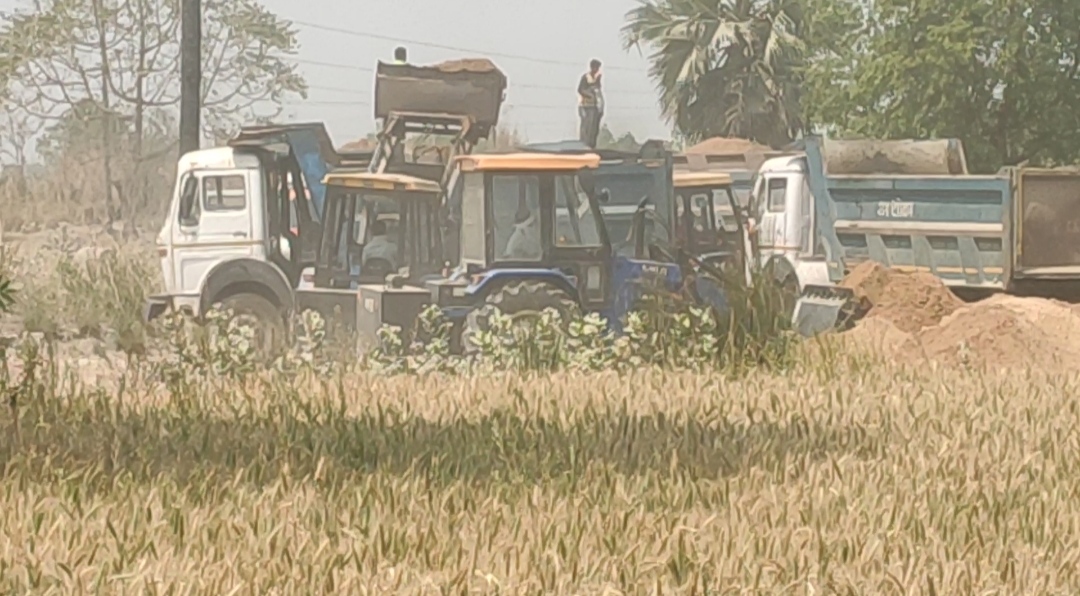 बालू उठाव करती छापेमारी टीम की जेसीबी