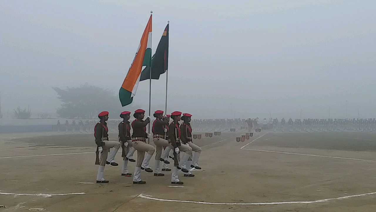 परेड करती महिला सिपाही