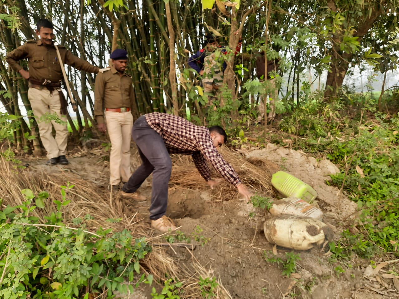 उत्पाद विभाग की छापेमारी