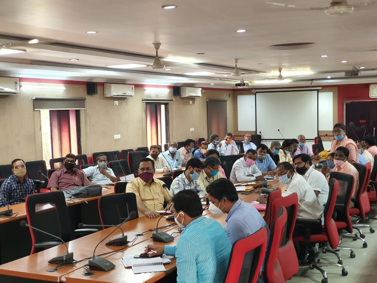 DM holds meeting regarding covid-19 infection and flood in Samastipur