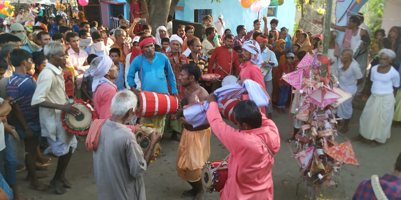 मैना नाग पंचमी मनाते लोग