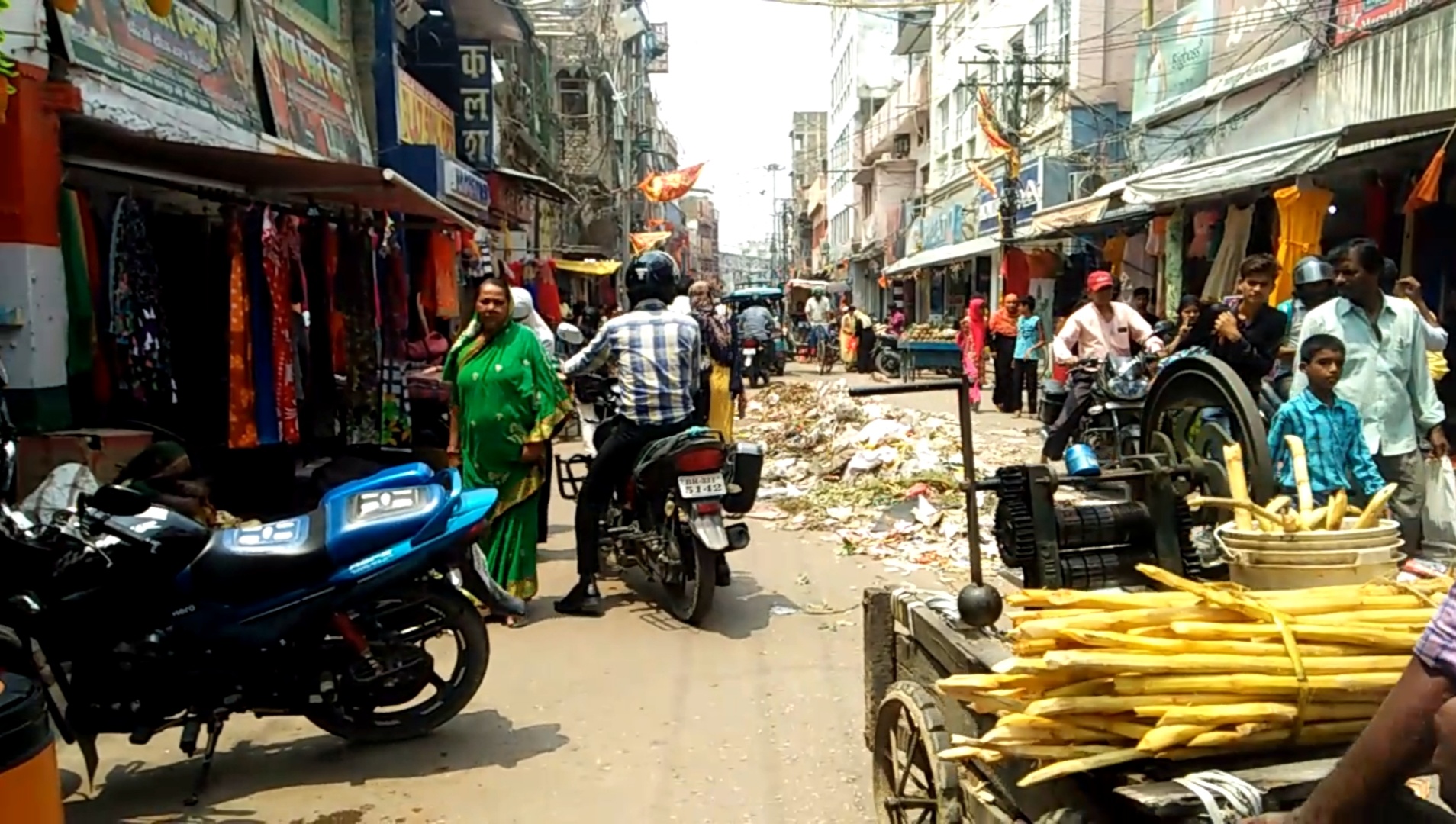 angry sweeper on strike for not getting salary in rosera nagar panchayat