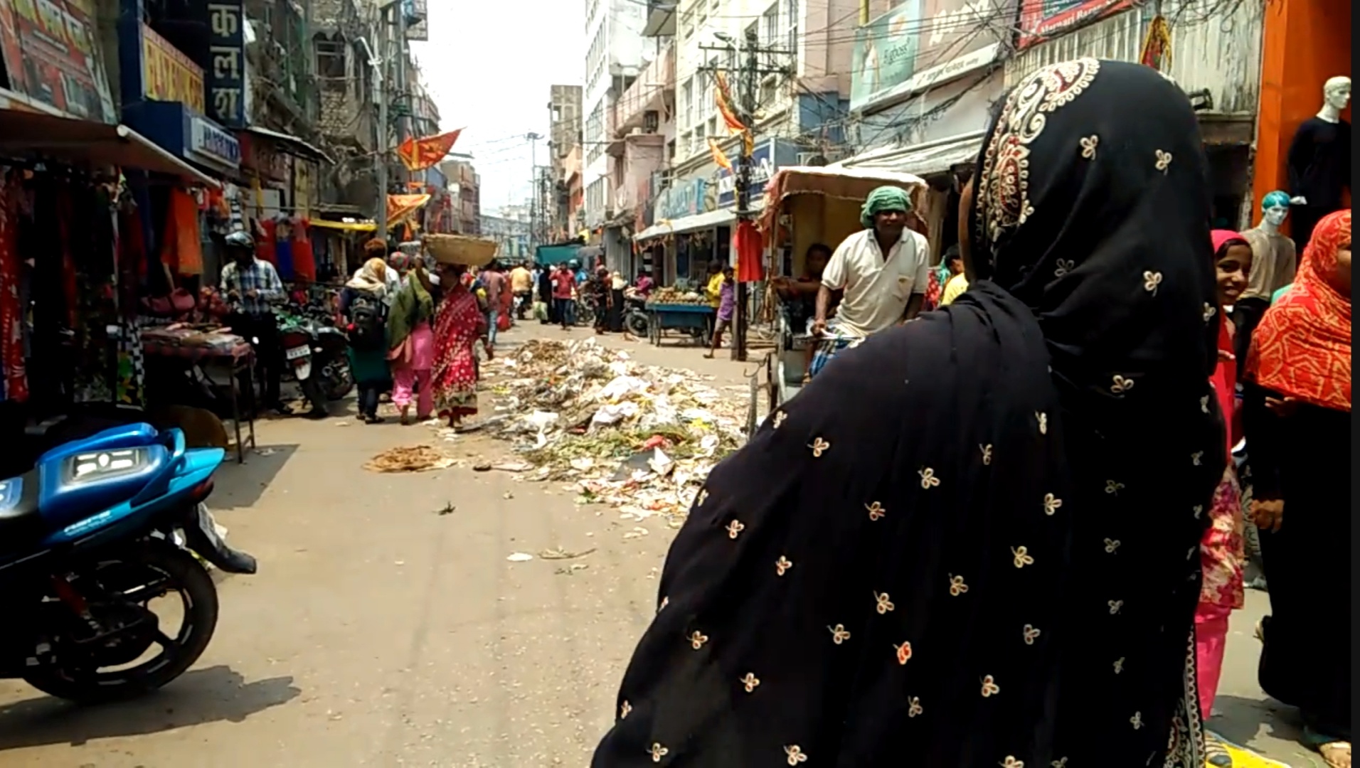 angry sweeper on strike for not getting salary in rosera nagar panchayat