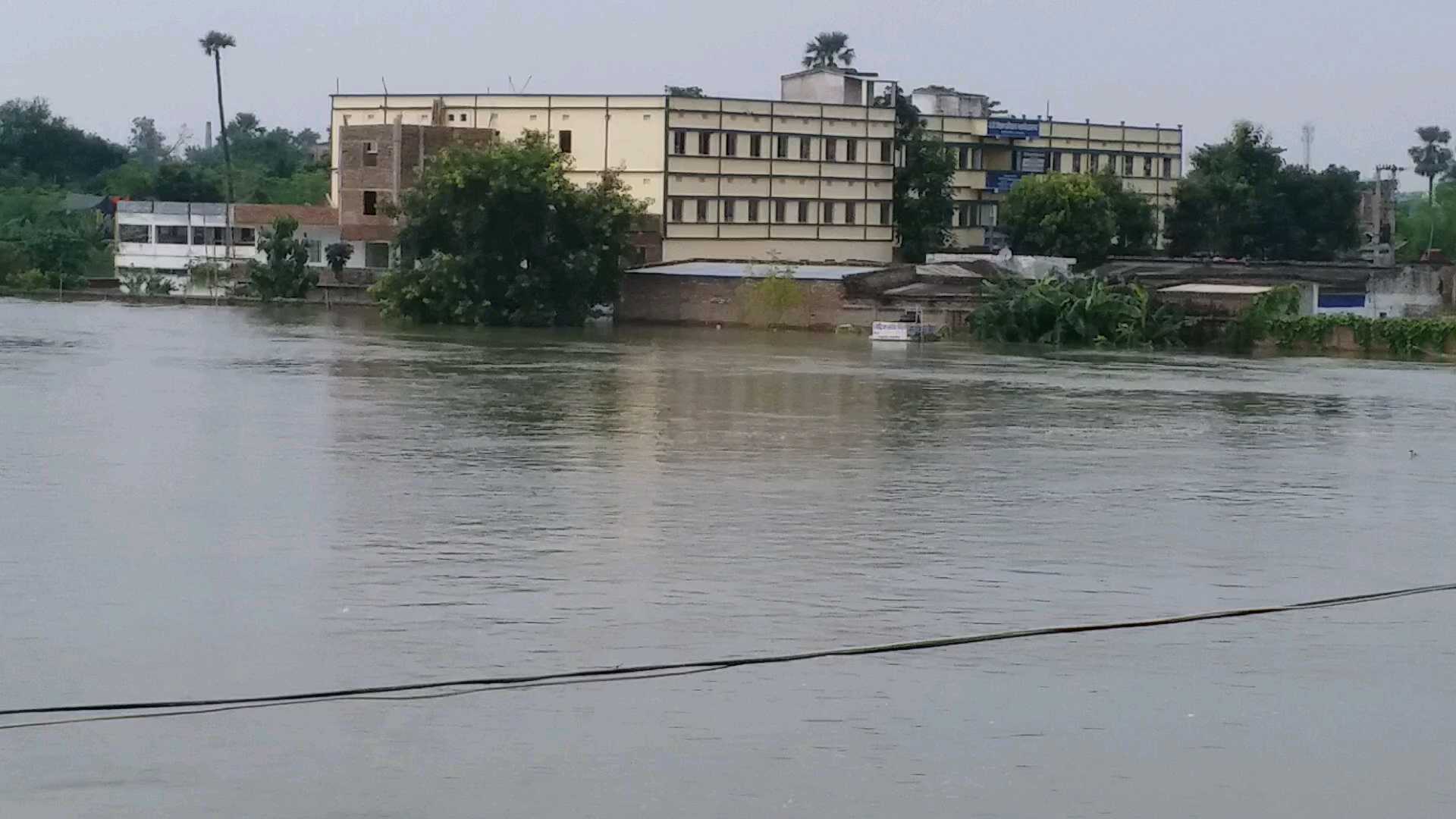 नए इलाके में फैल रहा बाढ़ का पानी