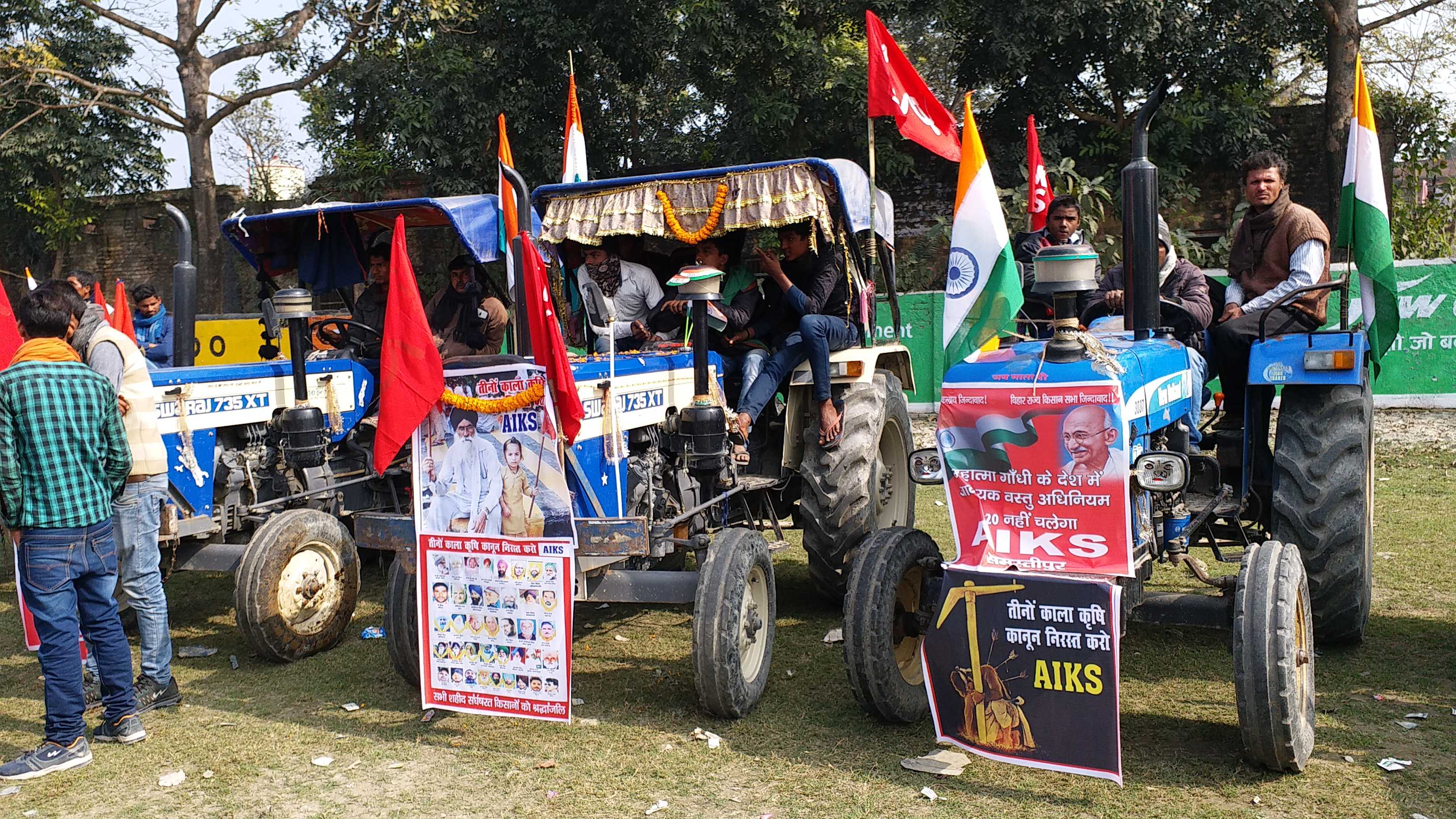 किसानों ने निकाली ट्रैक्टर रैली