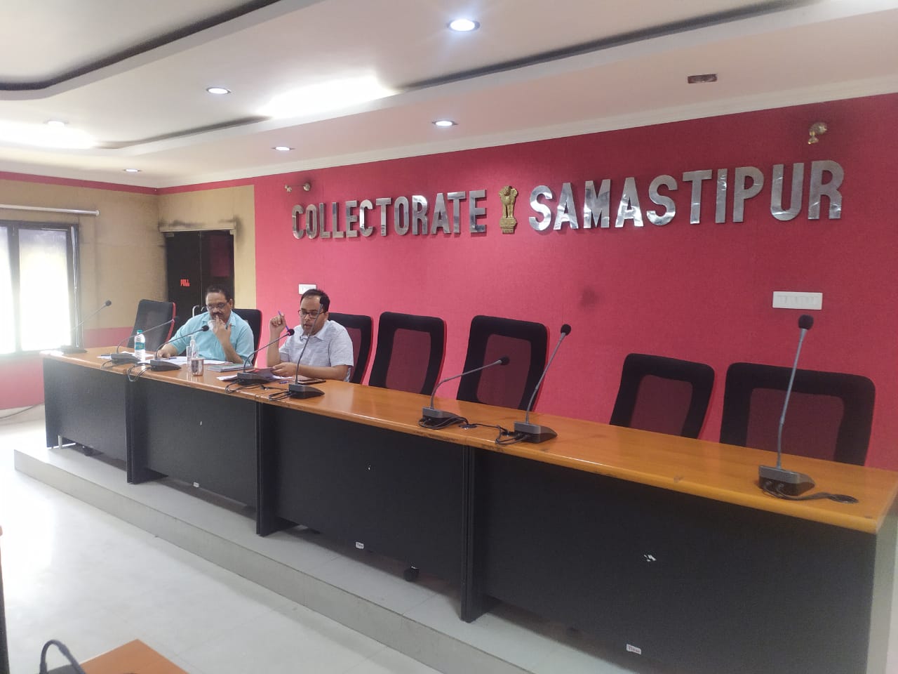 dm-holds-a-meeting-to-prepare-for-pre-flood-in-samastipur