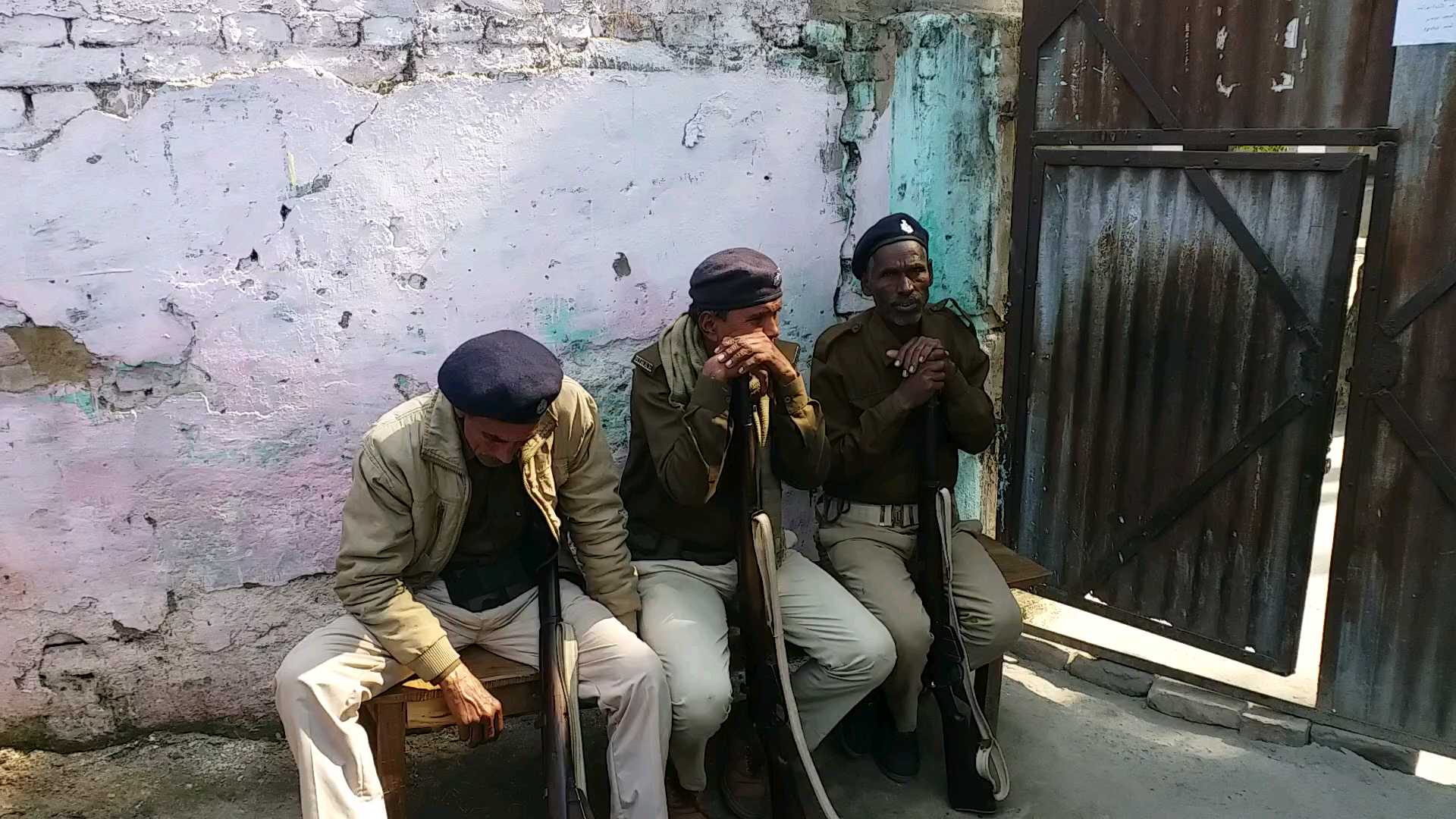 परीक्षा की सुरक्षा में तैनात पुलिसकर्मी