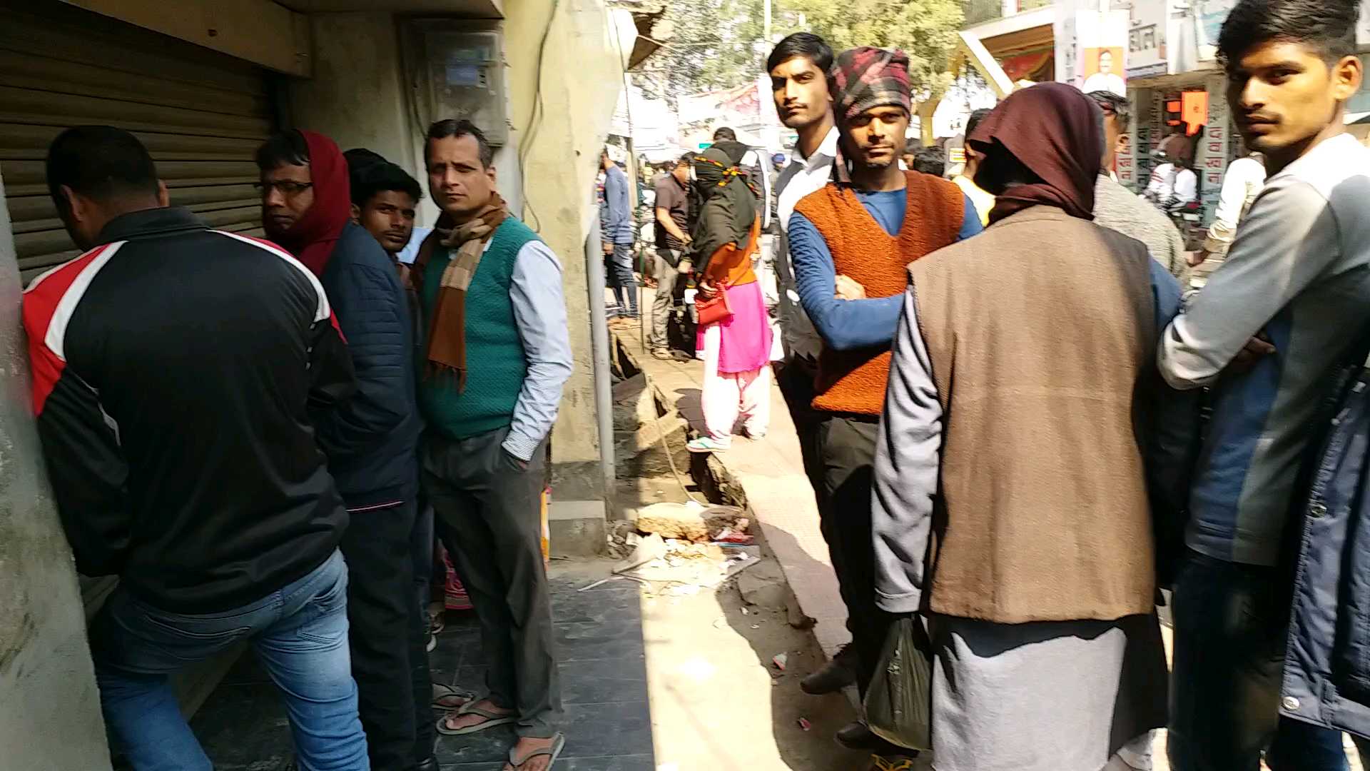 कैश के लिए ATM के बाहर कतारबद्ध लोग