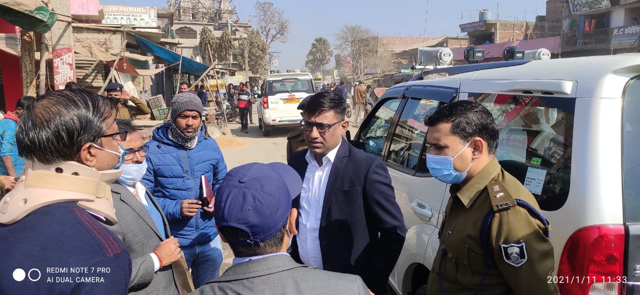 DM and SP inspect NH-19 after getting stuck in jam in Chapra