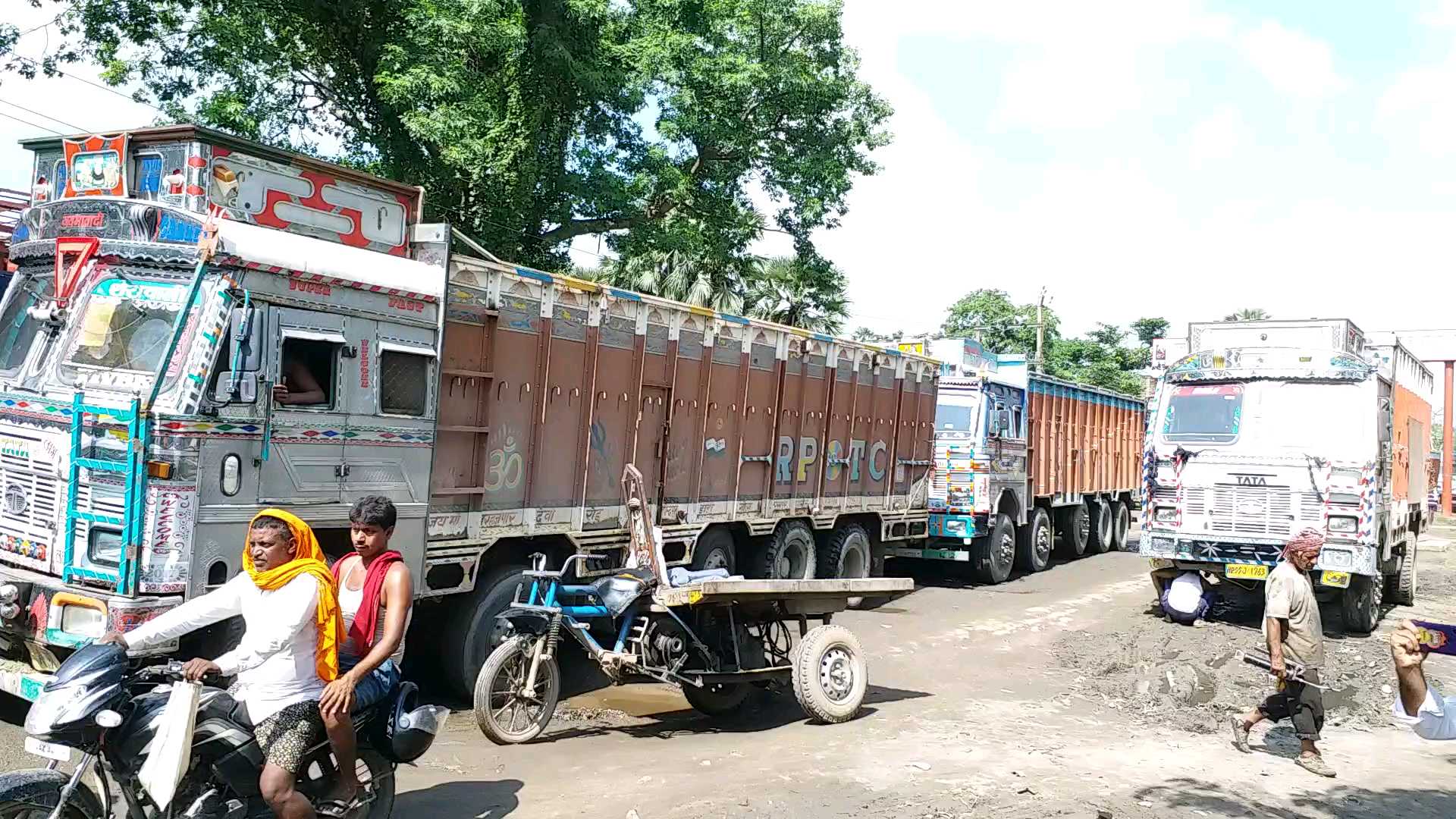 जर्जर सड़क पर चलती गाड़ियां