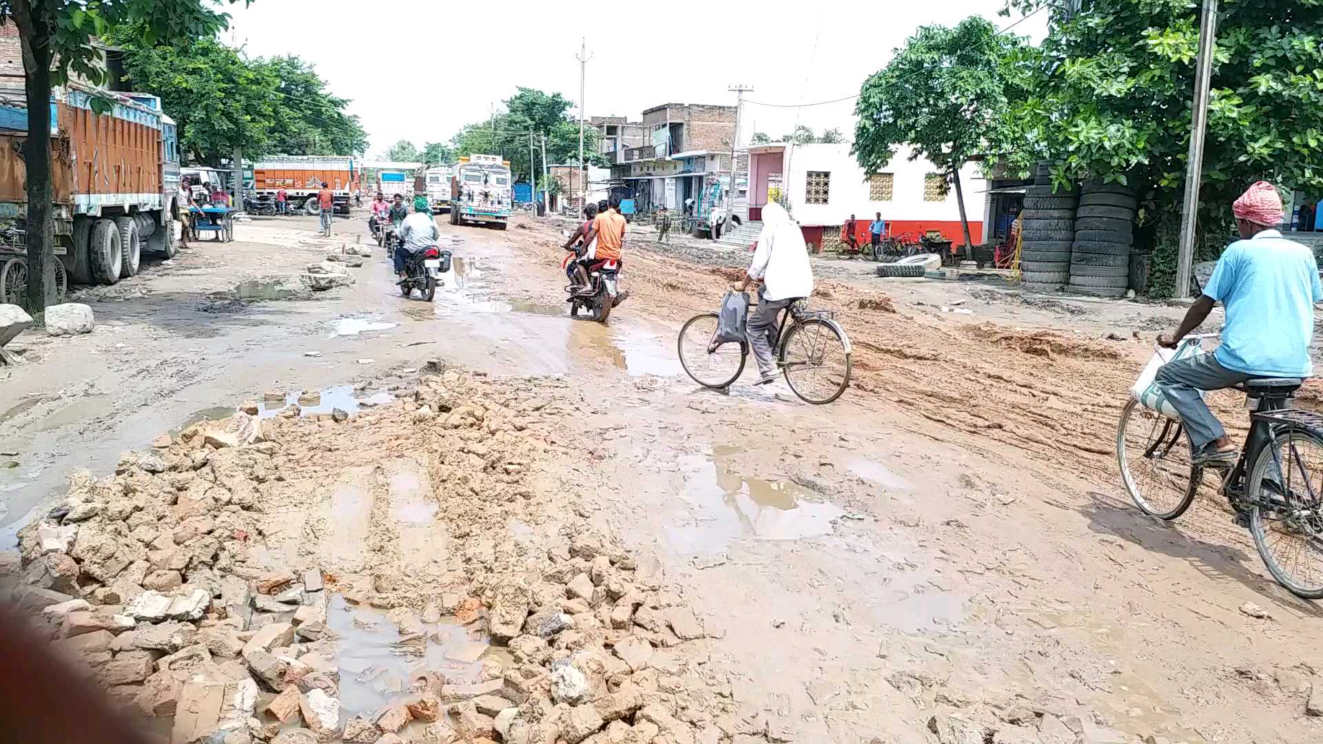 जर्जर अवस्था में है NH-19