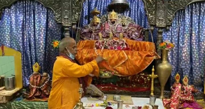 जानकी मंदिर में पूजा करते पुजारी