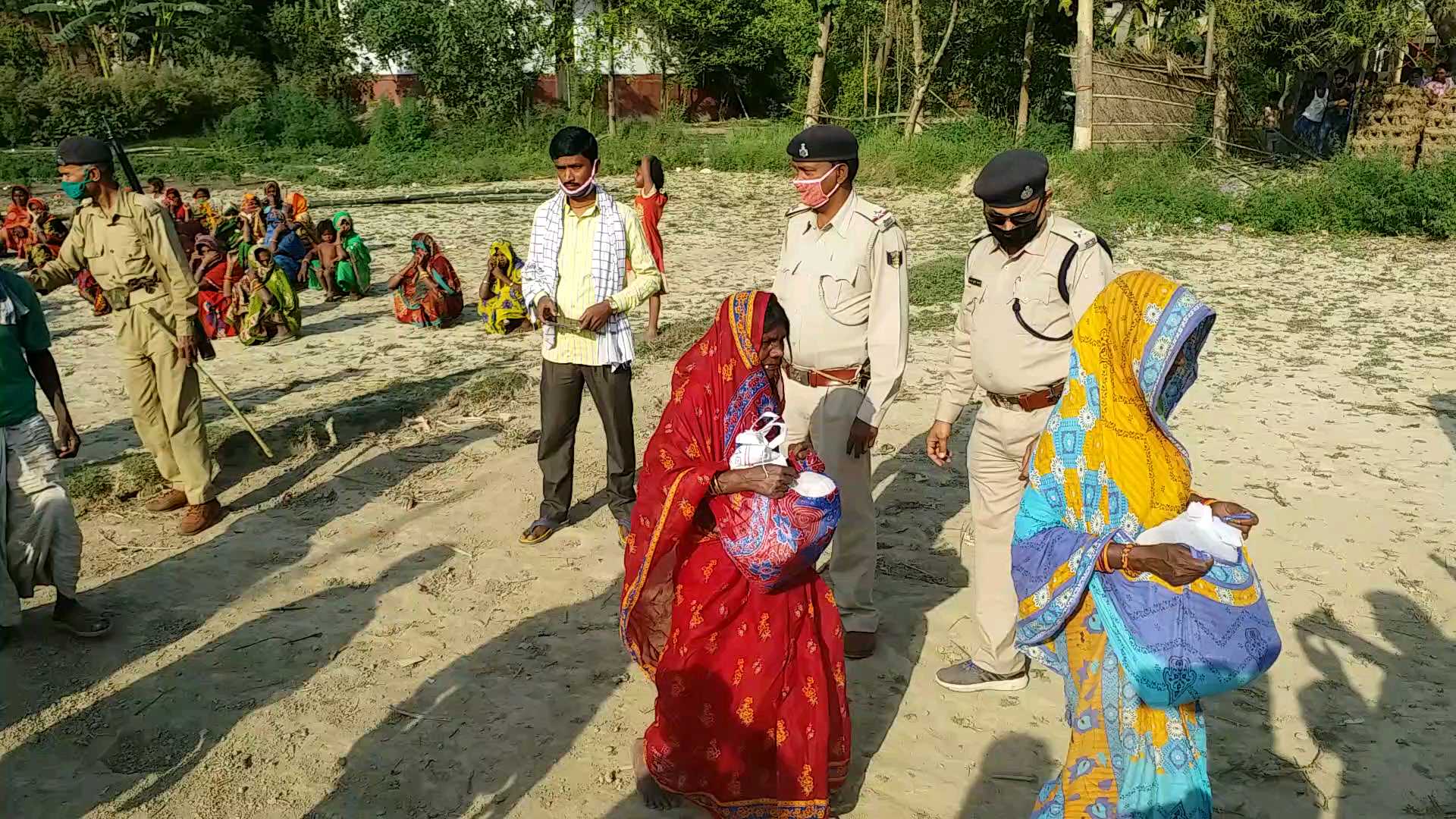 Dumra police station head distributed relief material