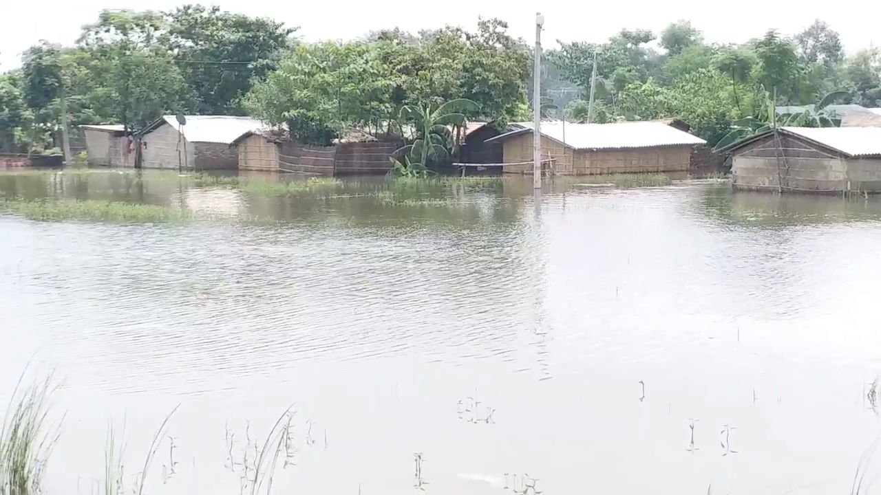 बाढ़ में डूबे लोगों के घर