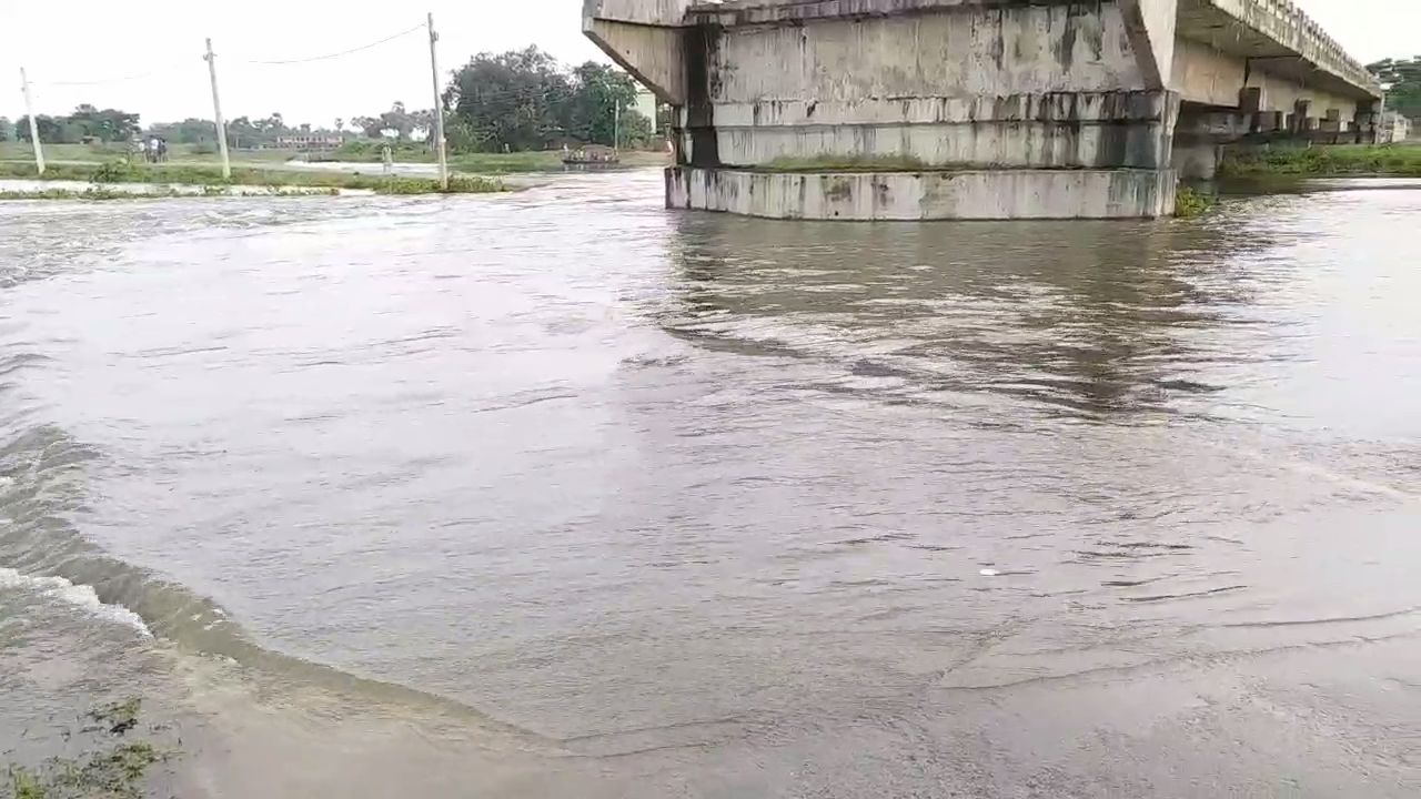 बाढ़ के दौरान होती है परेशानियां.