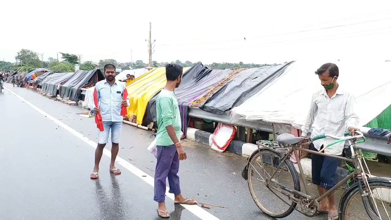 सड़क किनारे रहने को लाचार बाढ़ पीड़ित