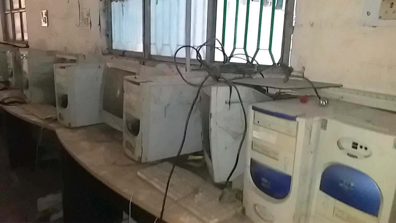 सासाराम के शेरशाह सूरी इंटर स्तरीय स्कूल, Computers are being ruined in Sher Shah Suri Higher Secondary School