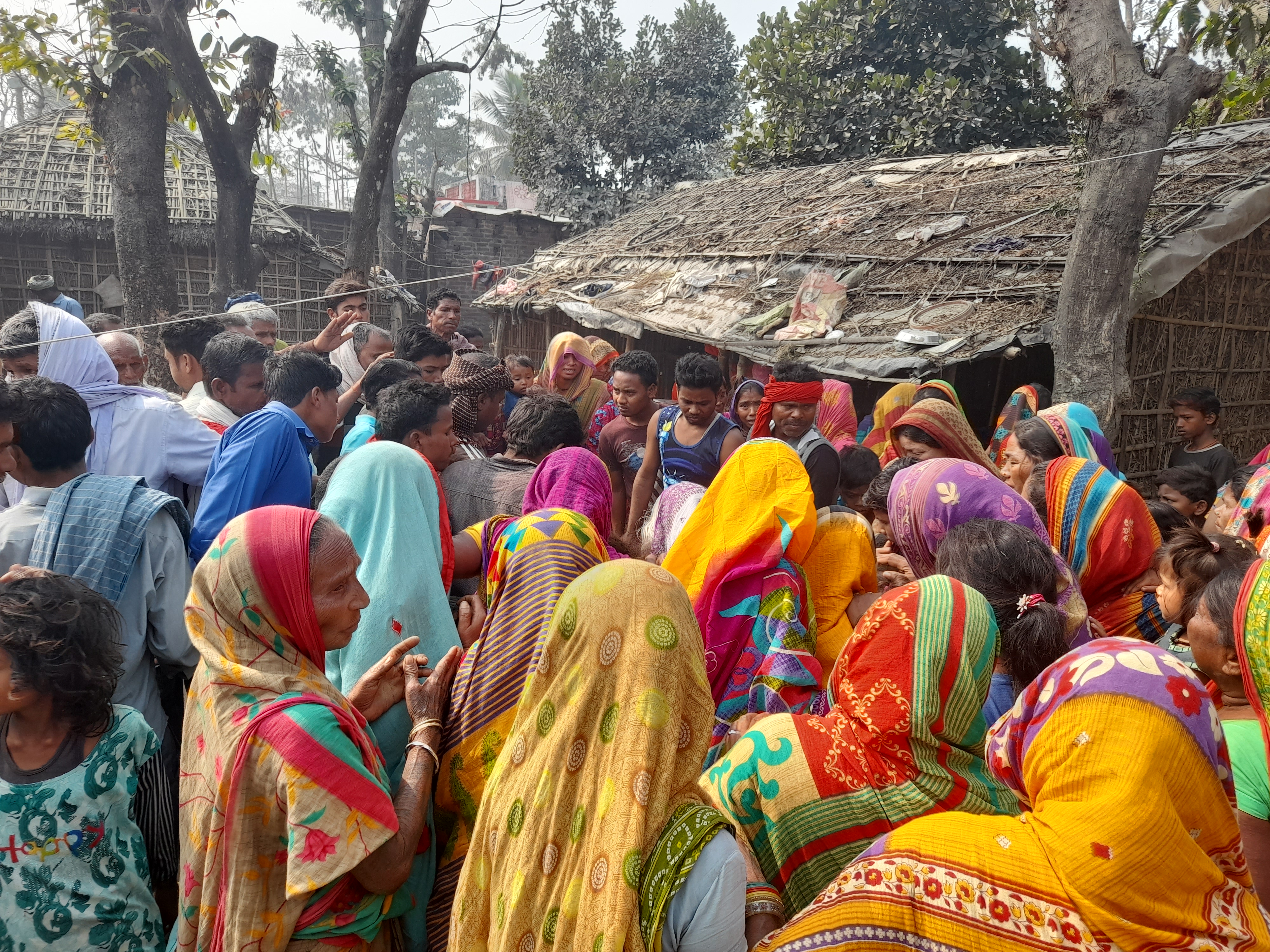 मृतक के घर जुटी ग्रामीणों की भीड़