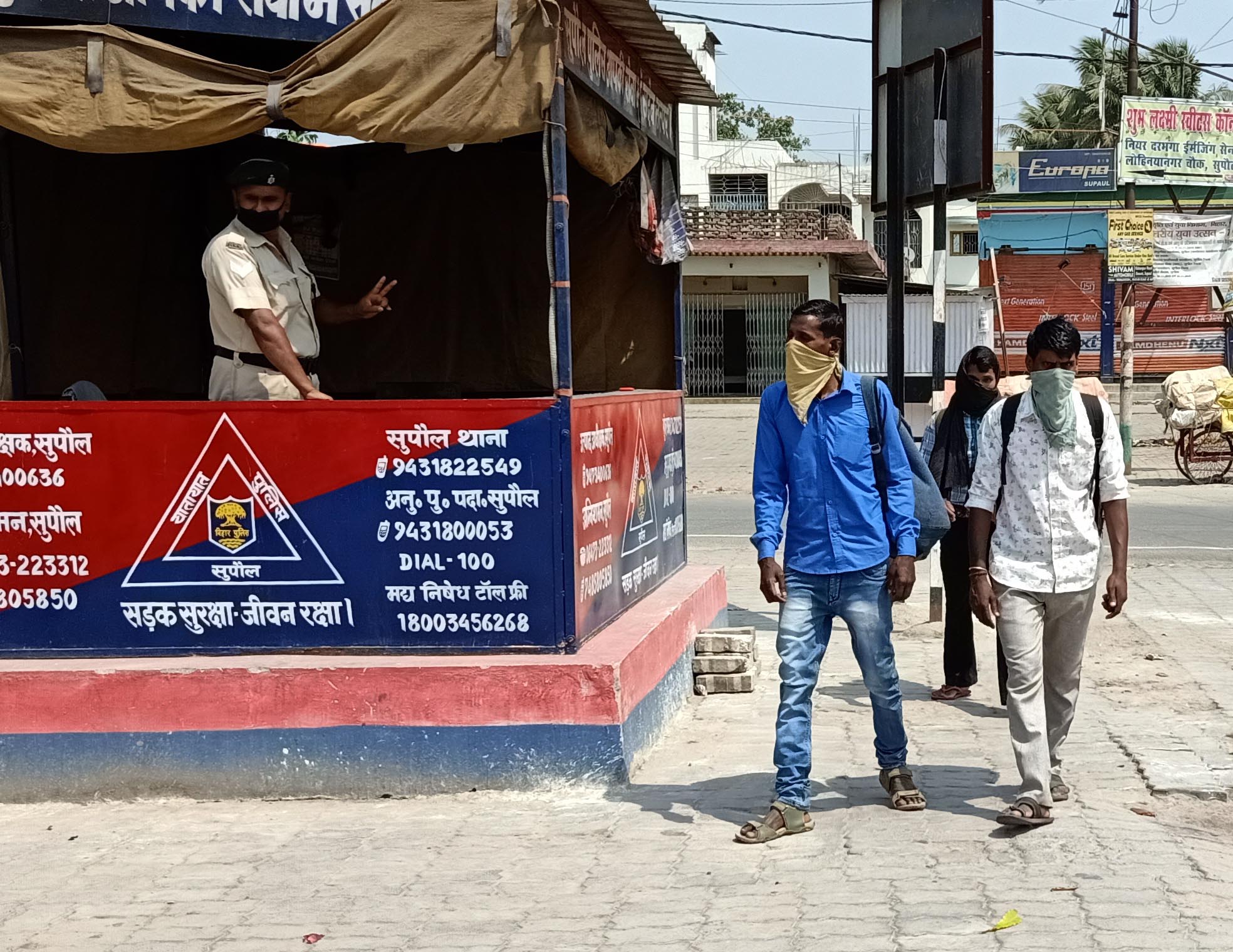 मजदूरों से पूछताछ करती पुलिस