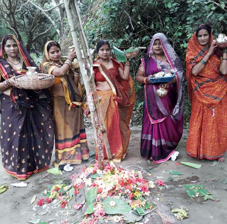 ग्रामीण क्षेत्रों में वट वृक्ष के नीचे पूजा करतीं श्रद्धालु