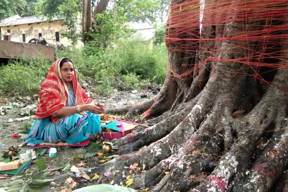 पूजा-अर्चना करती महिला थानाध्यक्ष