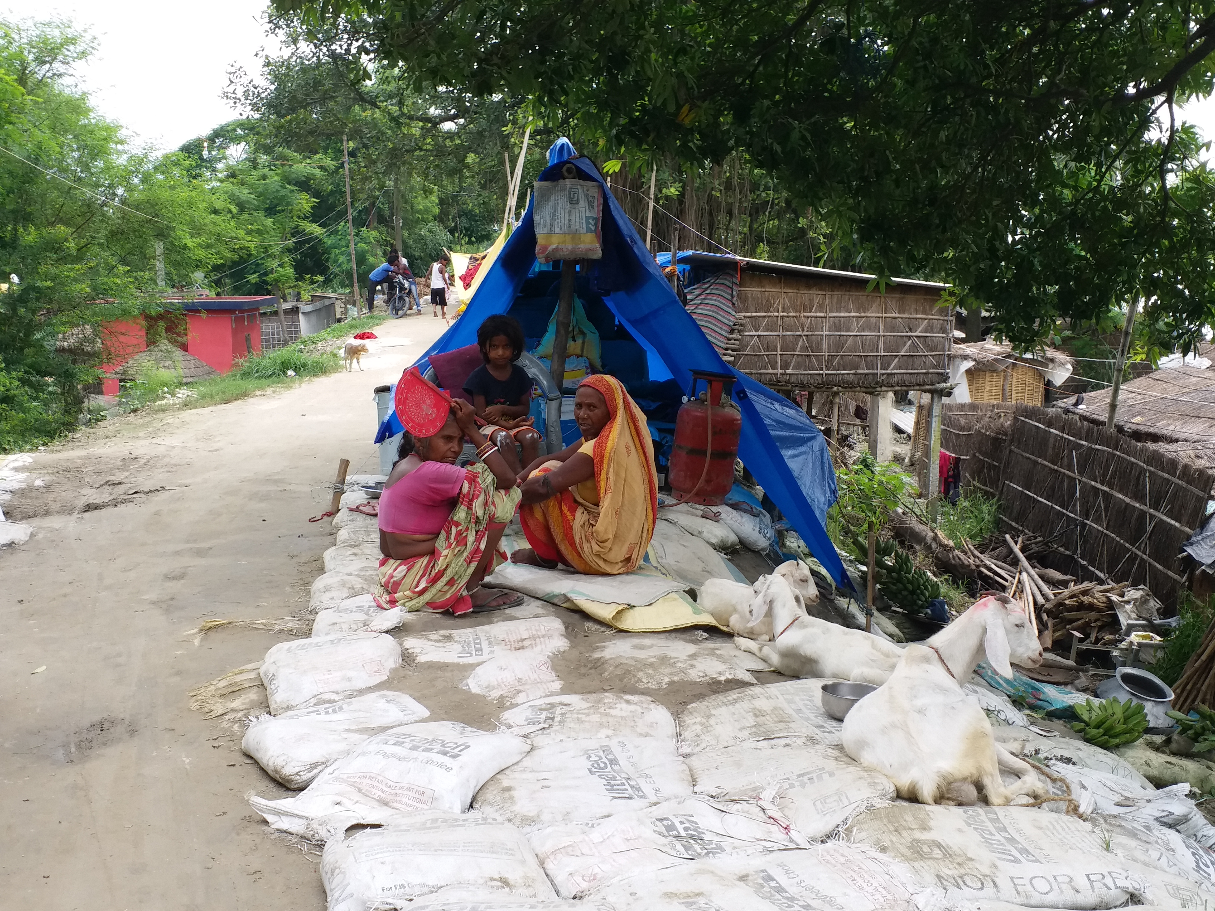 People affected by floods are not getting government help in Vaishali