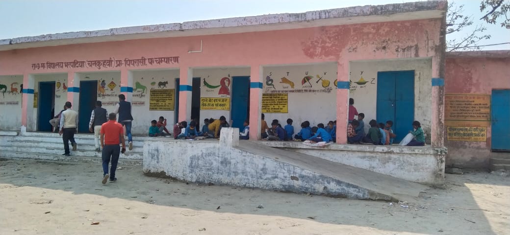 children sit down in bettiah