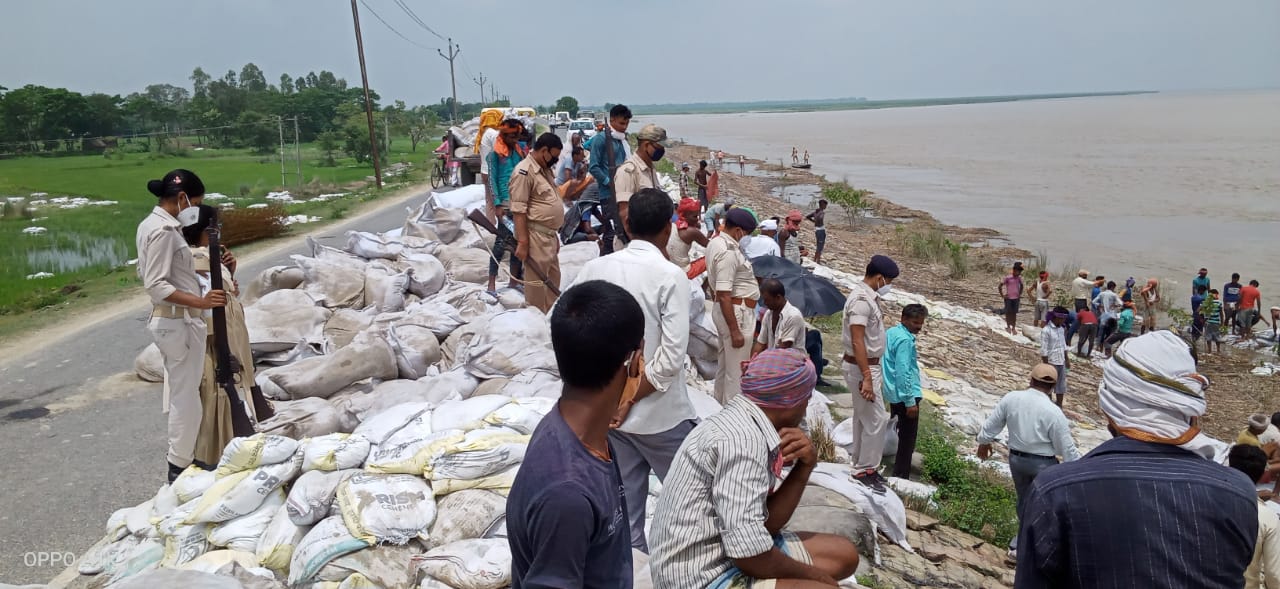 CO inspects erosion site of Pipra-Piparasi dam site in bettiah