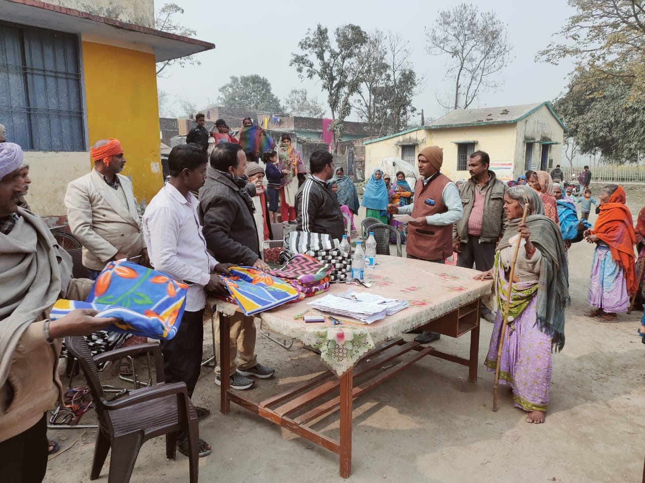 blanket distribution among poor in Bettiah