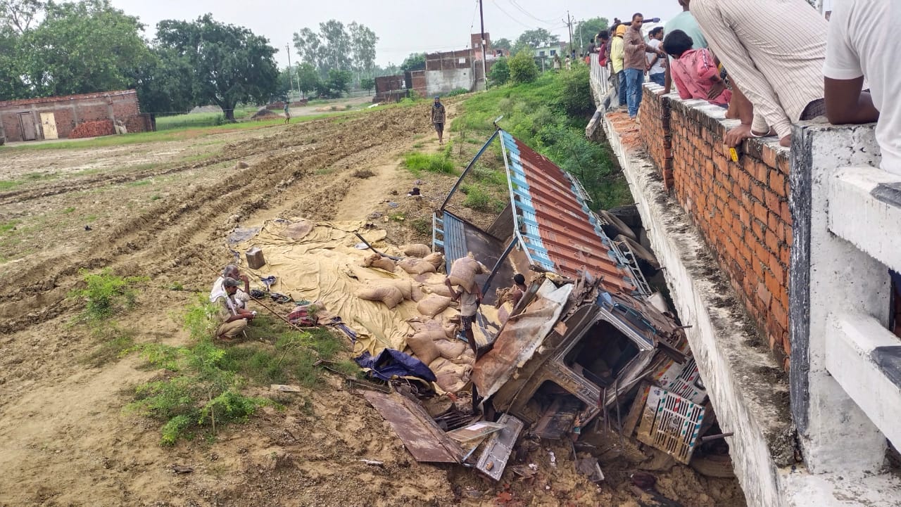 1 killed and 9 injured in kaimur road accident