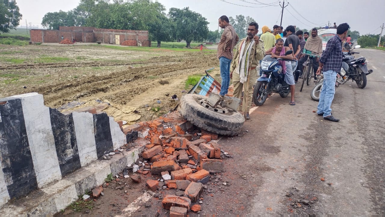 1 killed and 9 injured in kaimur road accident