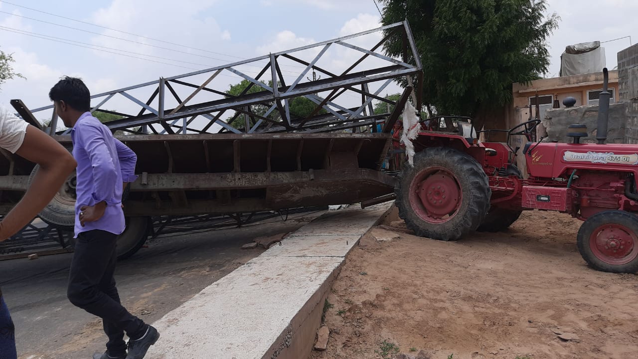 Tractor carrying electric pole overturned, बिजली पोल ले जा रही ट्रैक्टर पलटी