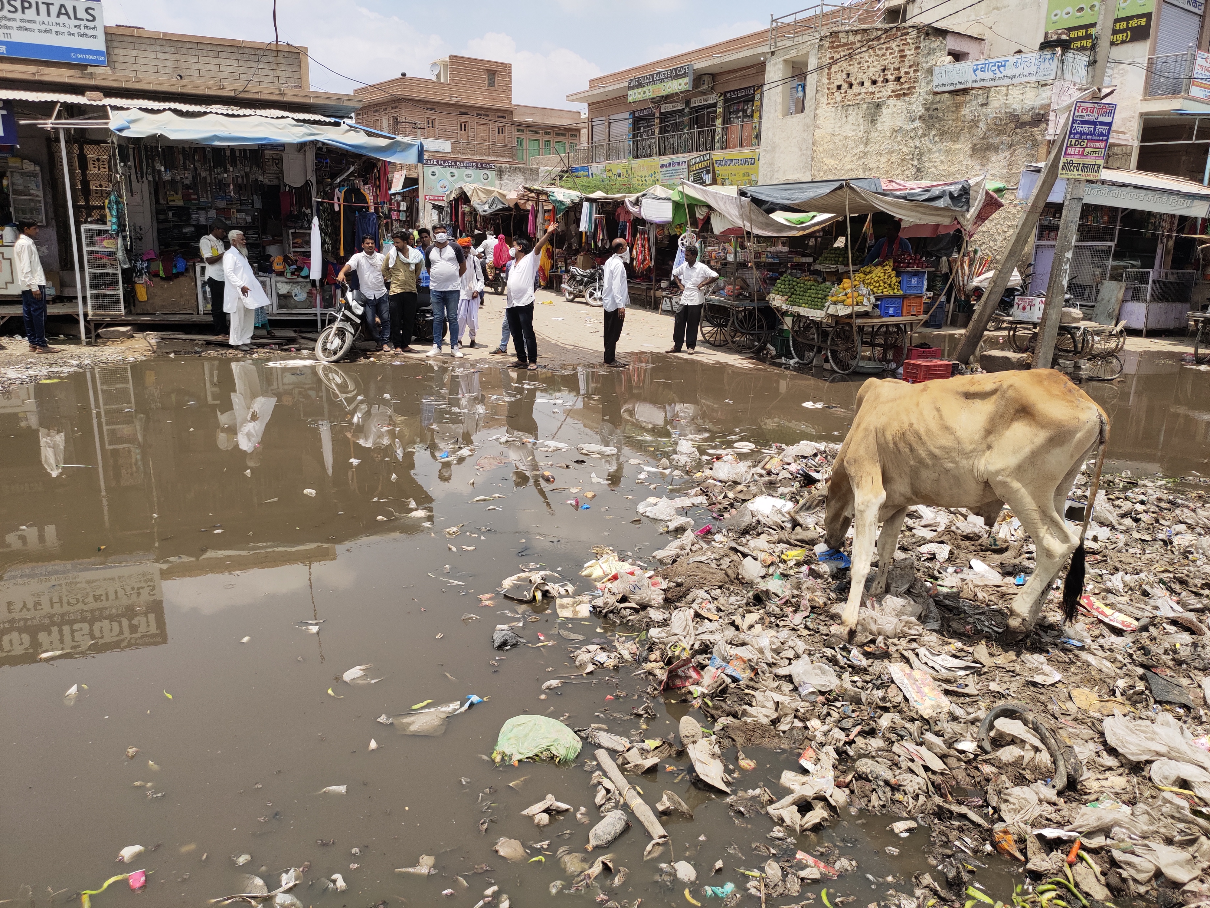 बारिश की पानी से बस स्टैंड लबालब, Bus stand filled with rain water