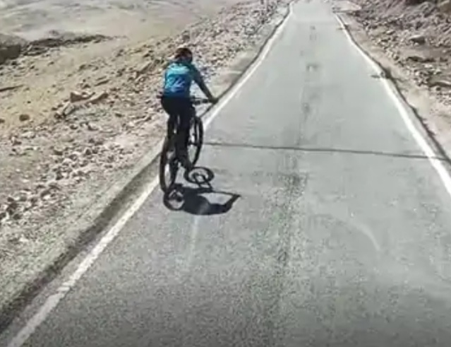 SAVITA FROM SARAN CLIMBED UMLING LA PEAK IN LADAKH BY CYCLING