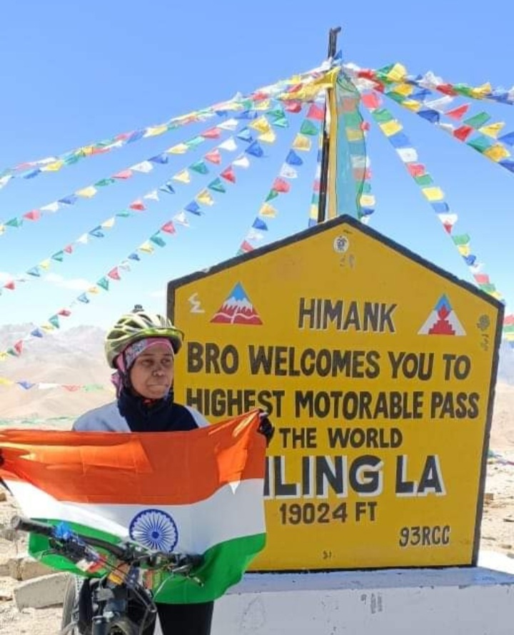 SAVITA FROM SARAN CLIMBED UMLING LA PEAK IN LADAKH BY CYCLING