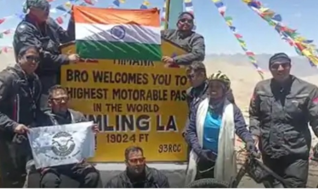 SAVITA FROM SARAN CLIMBED UMLING LA PEAK IN LADAKH BY CYCLING