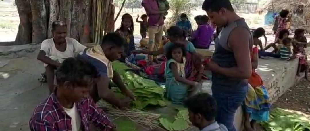 पत्तों का मास्क बनाकर पहन रहे लोग